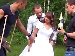زوجة روسية ذات شعر أحمر تحصل على وشم وجنس جماعي في الهواء الطلق