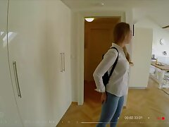 في سن المراهقة الروسية مع الثدي الصغيرة يعطي زميلها في الغرفة اللسان العاطفي في فيديو محلي الصنع